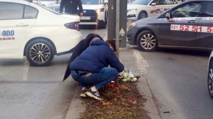 Taksisti se okupili na mestu saobraćajne nesreće u Novom Sadu kako bi uputili poslednji pozdrav stradalom kolegi (VIDEO)