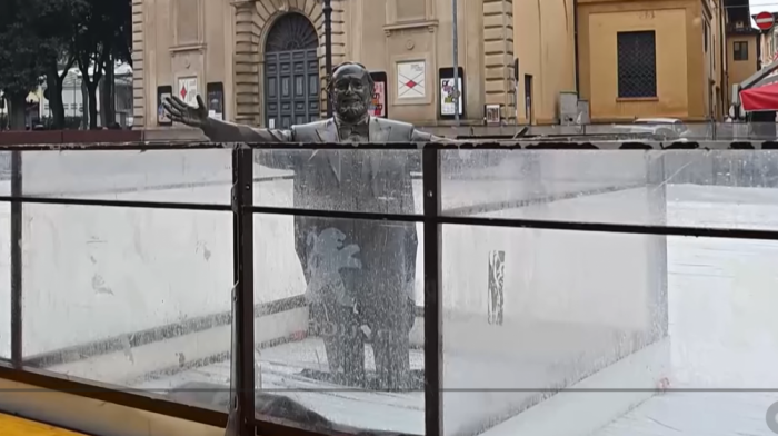 Građani Pezara u Italiji šokirani prizorom na trgu: Statua Lučana Pavarotija kao da izranja iz klizališta (VIDEO)