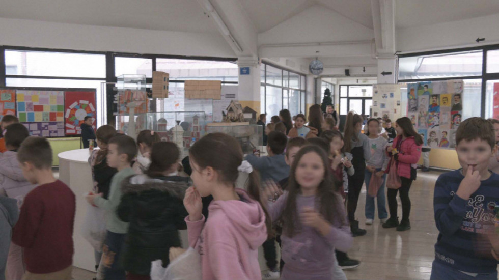 "Koji si razred? – I/12": Osnovna škola u Vinči je kao mali grad, oko 2.300 đaka naviklo na "košnicu"