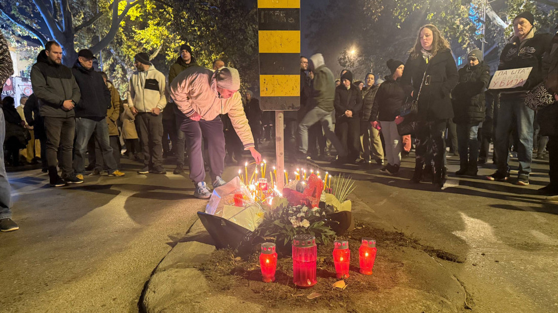 Građani i studenti u blokadi odali poštu taksisti stradalom u saobraćajnoj nesreći u Novom Sadu