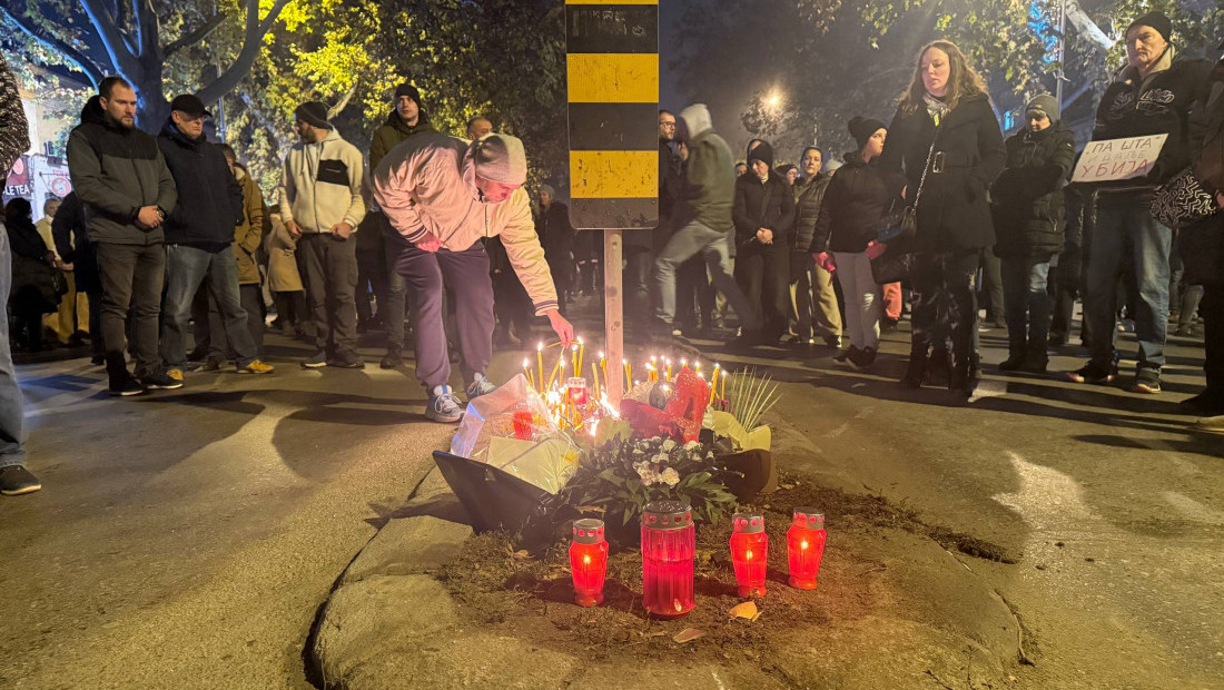 Građani i studenti u blokadi odali poštu taksisti stradalom u saobraćajnoj nesreći u Novom Sadu