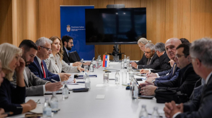 Đedović Handanović sa predstavnicima naftnih kompanija: "Situacija se prati na dnevnom nivou i menja iz časa u čas"