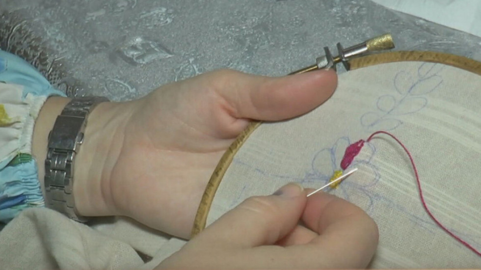 Zlatne niti koje čuvaju tradiciju: Upoznajte ženu koja svojim rukama oživljava dušu starog srpskog veza