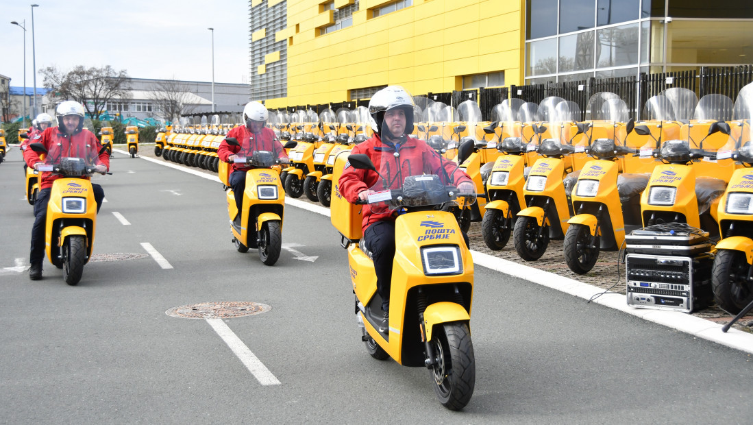 "Želimo da se posvetimo zelenoj energiji": Uručeni ključevi električnih mopeda radnim jedinicama Pošte Srbije