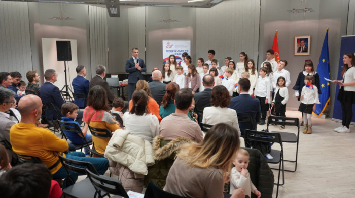 Milićević u Briselu posetio srpsku dopunsku školu i poklonio nastavna sredstva