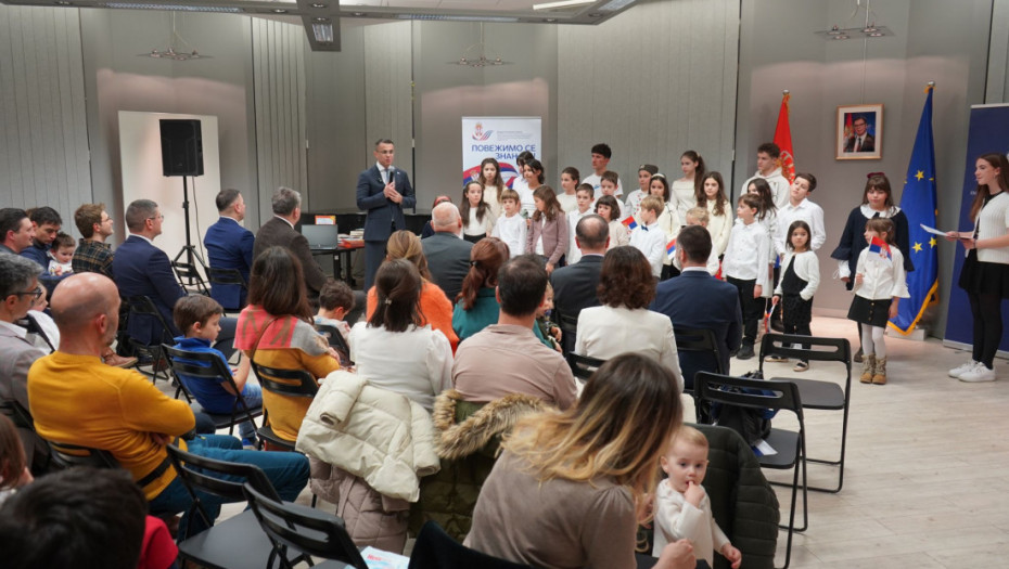 Milićević u Briselu posetio srpsku dopunsku školu i poklonio nastavna sredstva