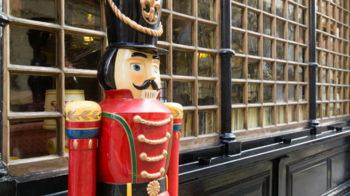 Lopovi u Engleskoj kradu za vreme sahrane: U Kentu ukradena figuricu Krcka Oraščića ispred pogrebnog preduzeća