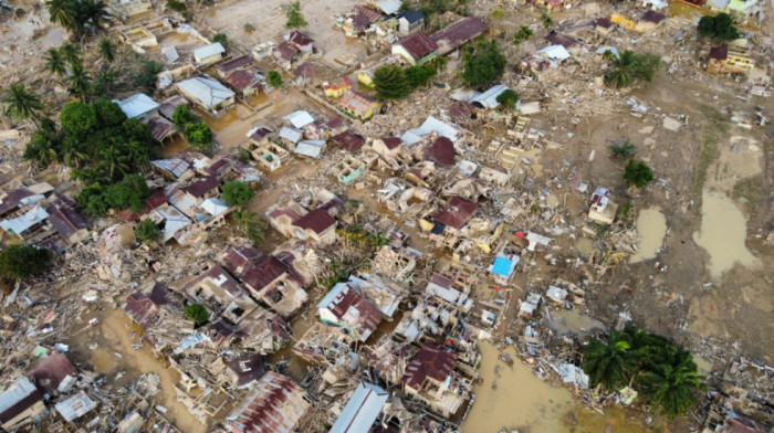 Broj poginulih u stravičnim poplavama u Indoneziji premašio 900