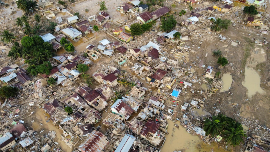Broj poginulih u stravičnim poplavama u Indoneziji premašio 900
