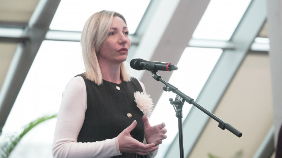 Macura i Ferguson: Bazar dan međunarodne zajednice za SRB, čin davanja i povezivanja