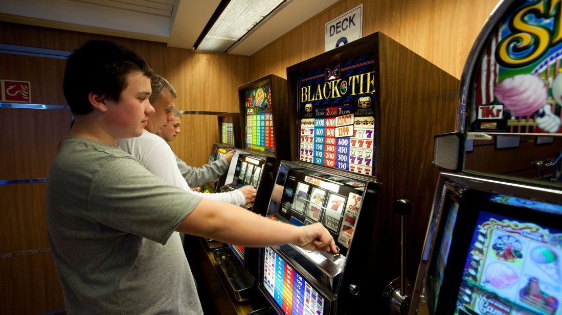 Šapčane šokirao snimak maloletnika za slot mašinom: Stručnjaci upozoravaju na pitanje kontrole kockanja