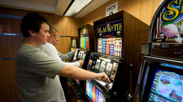 Šapčane šokirao snimak maloletnika za slot mašinom: Stručnjaci upozoravaju na pitanje kontrole kockanja