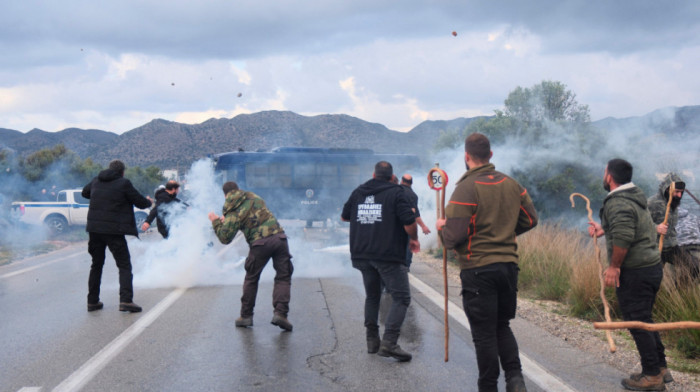 Haos na Kritu i širom Grčke: Poljoprivrednici blokirali aerodrome, puteve i luke, jedan policajac povređen