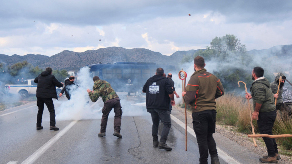 Haos na Kritu i širom Grčke: Poljoprivrednici blokirali aerodrome, puteve i luke, jedan policajac povređen