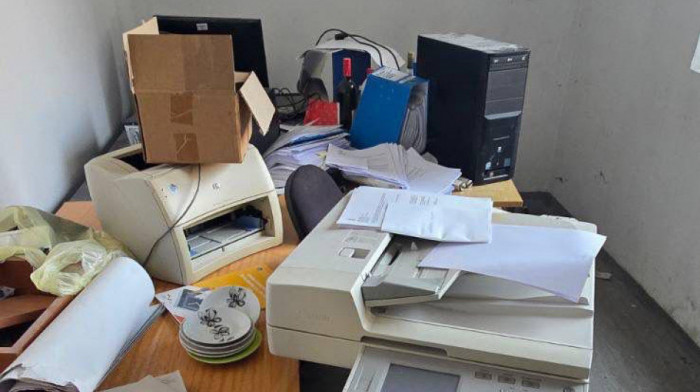 "Vidljivi tragovi požara": Gradonačelnik Zubinog Potoka zatekao haos u prostorijama tokom prvog dana rada (FOTO)