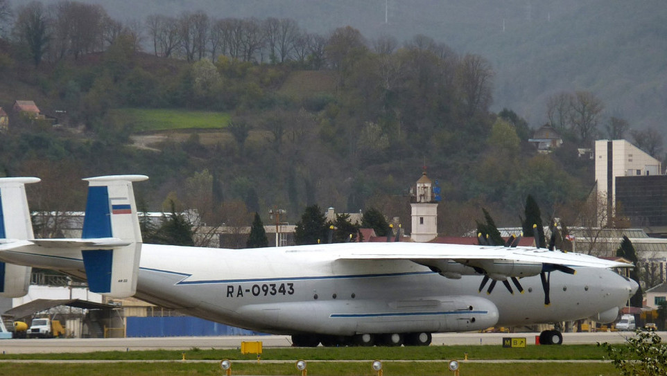 Srušio se ruski vojni avion An-22 sa sedam članova posade: Spasilačke ekipe na mestu nesreće