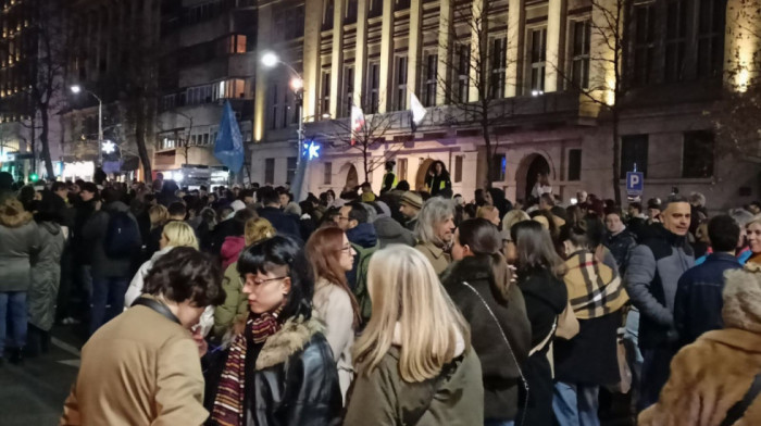 Okupljanja povodom godinu dana blokada: Deo studenata Pravnog fakulteta pružio podršku glumcima u Narodnom pozorištu