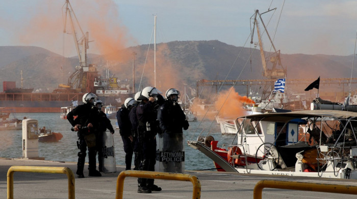 Grčki poljoprivrednici i ribari blokirali luku Volos i auto-puteve širom zemlje