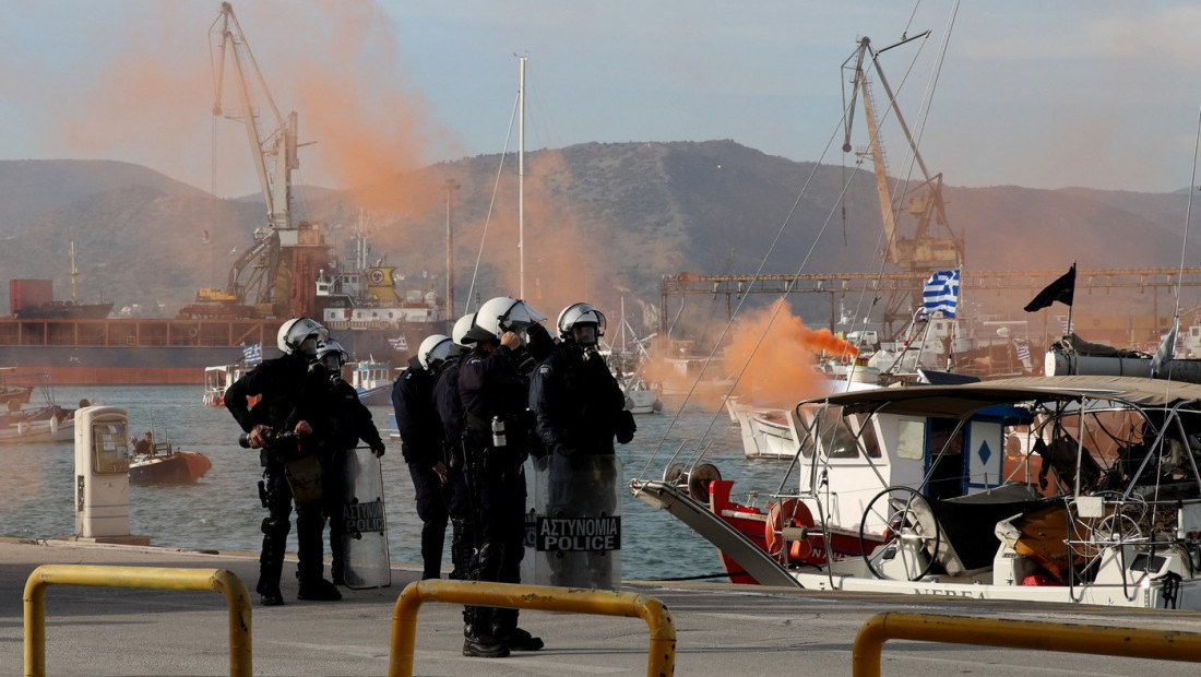 Grčki poljoprivrednici i ribari blokirali luku Volos i auto-puteve širom zemlje