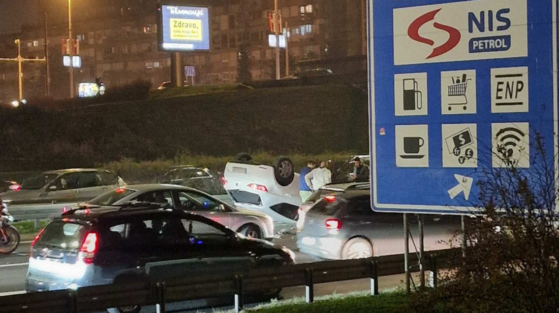 Lančani sudar na autoputu kod Sava centra: Tri automobila učestvovala u udesu, jedan završio na krovu (VIDEO, FOTO)