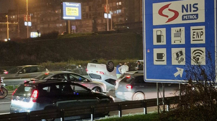 Saobraćajna nesreća na autoputu kod Sava centra: Automobil završio na krovu, stvaraju se kolone