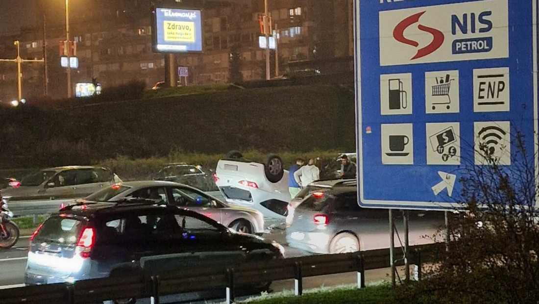 Saobraćajna nesreća na autoputu kod Sava centra: Automobil završio na krovu, stvaraju se kolone