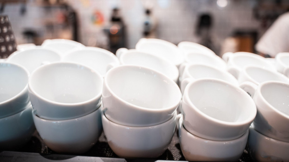 "Gutljaj koji teže pada": Teški metali pronađeni u keramičkim šoljama na tržištu Srbije, ispitivanja obavio "Batut"