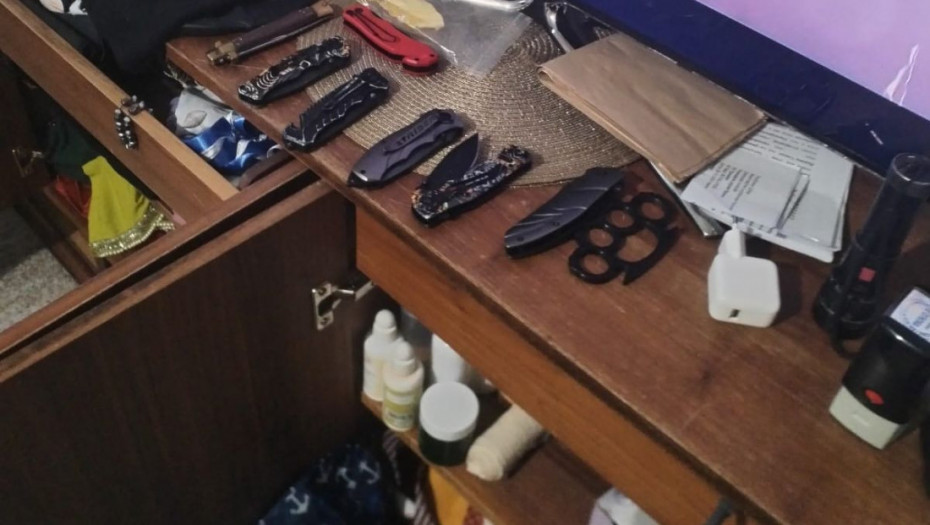 Uhapšen muškarac iz okoline Preševa: Našli mu arsenal oružja, dron, 11 automobila, fantomku, 13 mobilnih, drogu