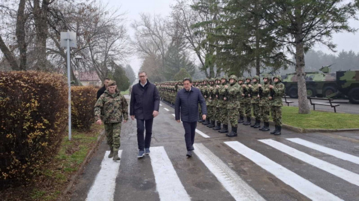 Vučić nastavio posetu Nišu obilaskom kasarne "Mija Stanimirović"