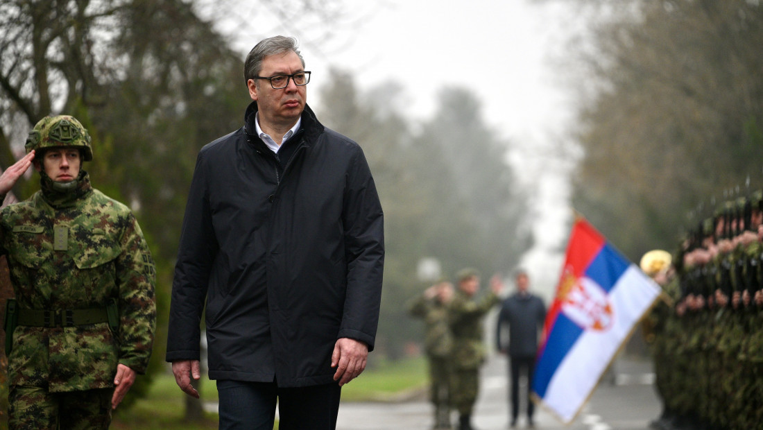 Vučić nastavio posetu Nišu obilaskom kasarne "Mija Stanimirović"