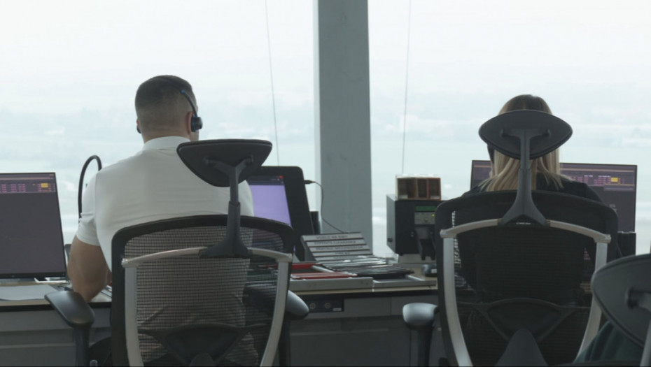 Avion iz Dohe sa 250 srpskih državljana sleteo sinoć u Beograd