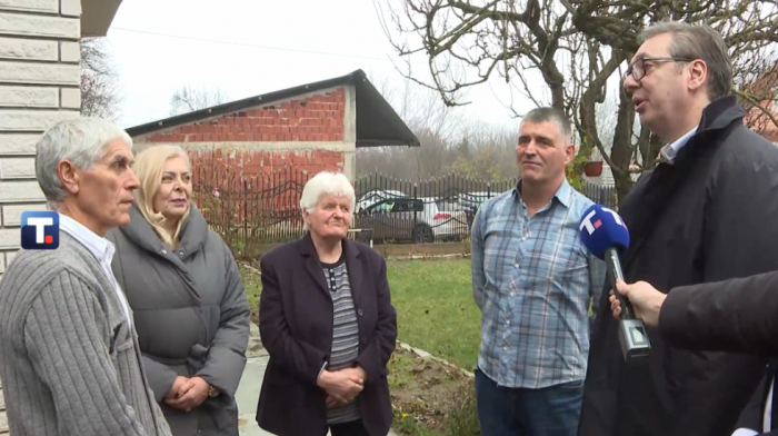 Vučić u poseti porodici Filipović u Gadžinom Hanu koja hoće da legalizuje kuću