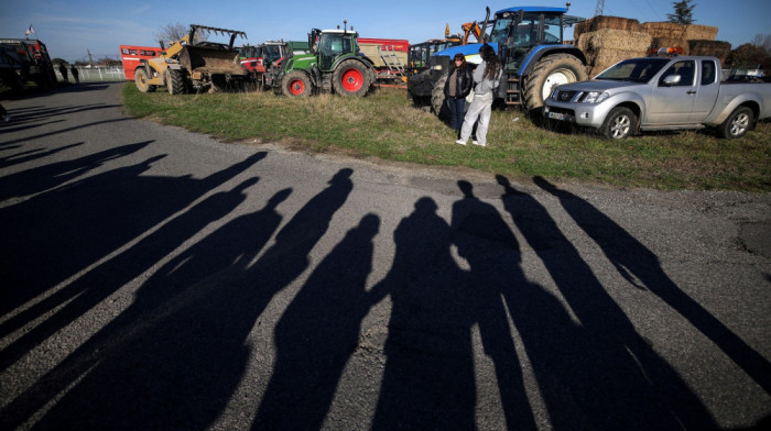 Poljoprivrednici u Francuskoj protestuju zbog politike klanja goveda pogođenih dermatitisom