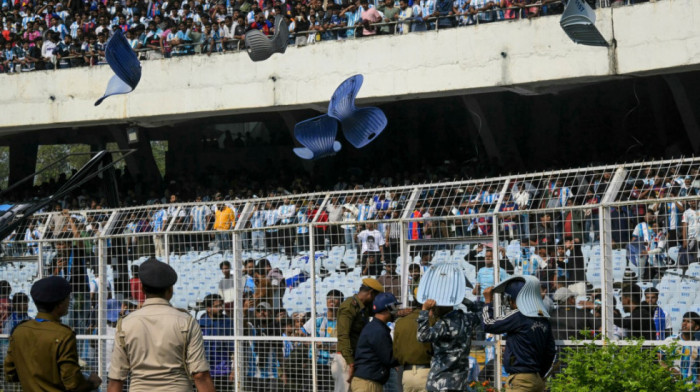 Neredi na Mesijevoj turneji u Indiji: Nezadovoljni navijači bacali sedišta na teren (FOTO)