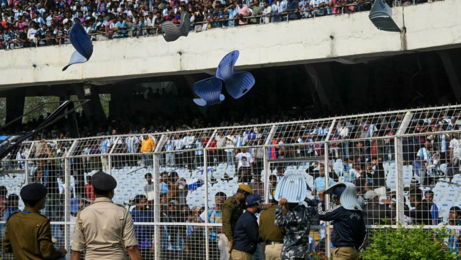 Neredi na Mesijevoj turneji u Indiji: Nezadovoljni navijači bacali sedišta na teren (FOTO)