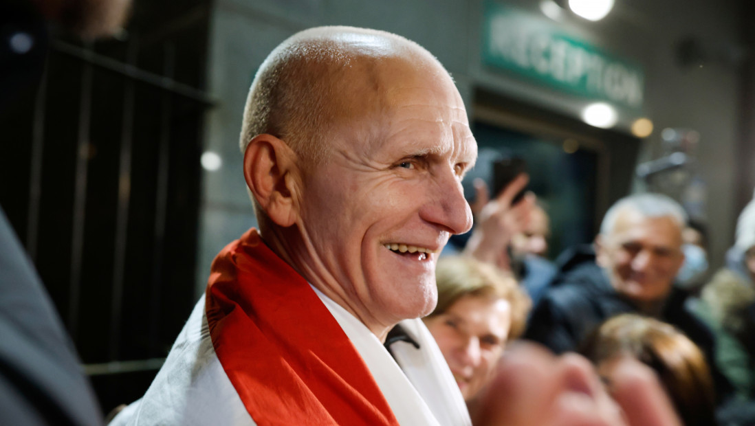 Pušteni beloruski politički zatvorenici, među njima nobelovac Bjaljacki koji je otišao u Litvaniju