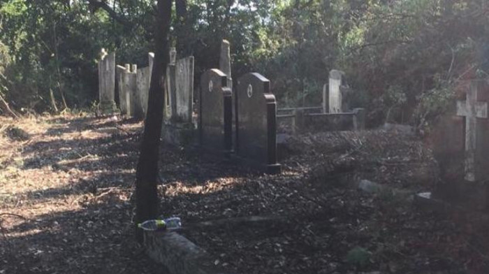 Na pravoslavnom groblju u Plemetini kod Obilića porušena dva spomenika