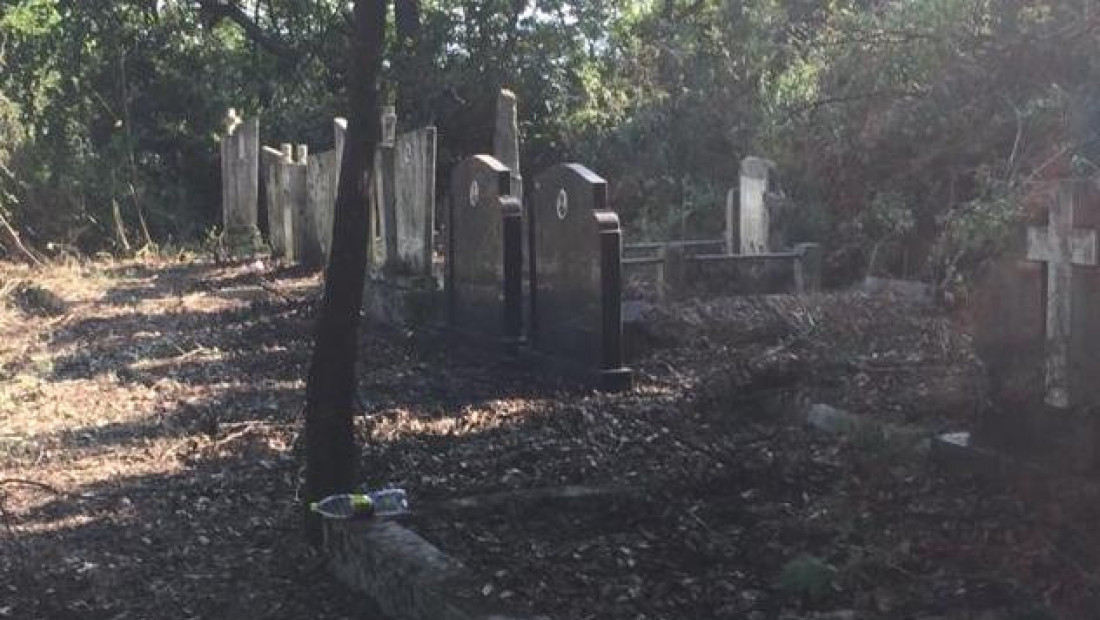 Na pravoslavnom groblju u Plemetini kod Obilića porušena dva spomenika