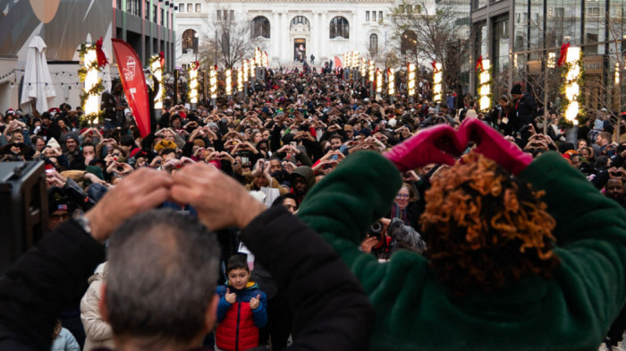 Više od 1.400 parova ljubilo se pod imelom, oboren svetski rekord: "Pokazali celom svetu da je Vašington grad ljubavi"