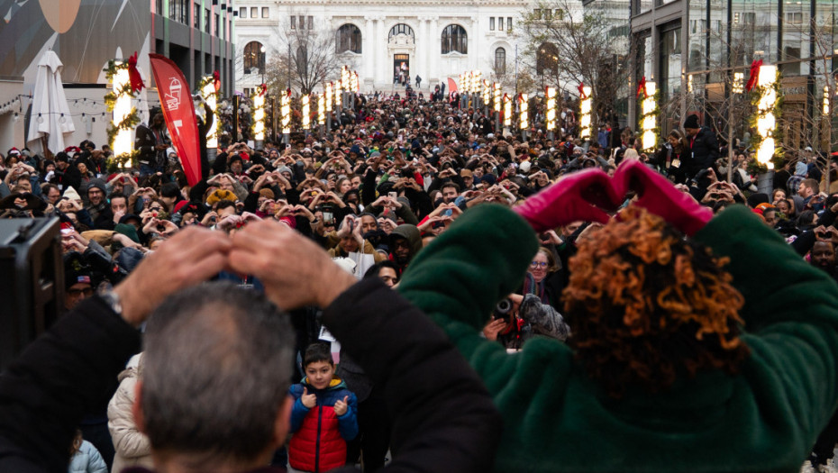 Više od 1.400 parova ljubilo se pod imelom, oboren svetski rekord: "Pokazali celom svetu da je Vašington grad ljubavi"