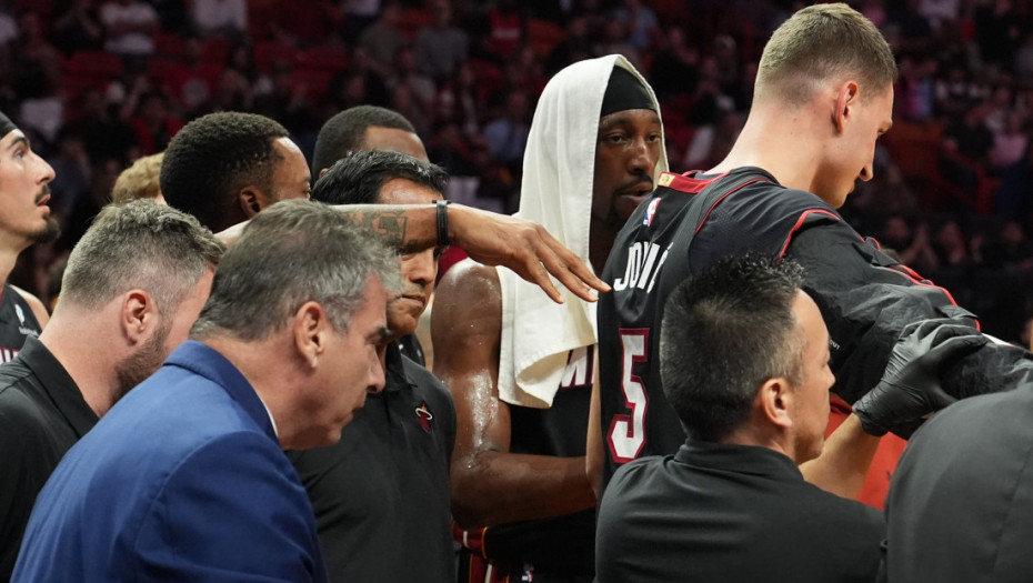 Težak pad Nikole Jovića na meču sa Torontom (VIDEO)