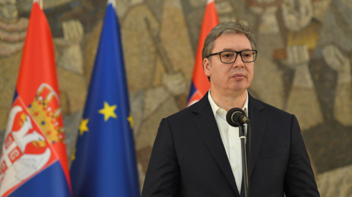 Vučić položio venac na spomen-zid poginulim pripadnicima SAJ-a