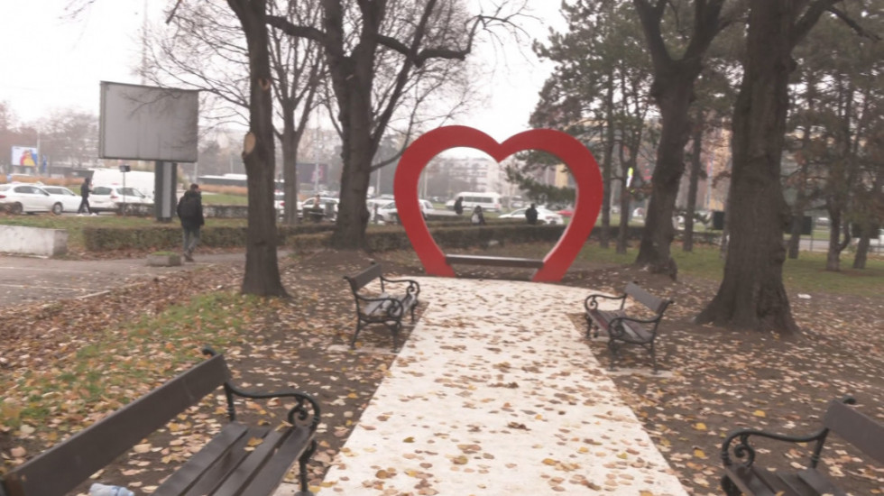 Od "Staze ljubavi" do novogodišnjeg programa: Praznična groznica zahvatila Novi Beograd (VIDEO)