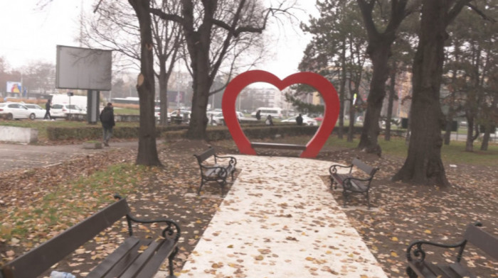 Od "Staze ljubavi" do novogodišnjeg programa: Praznična groznica zahvatila Novi Beograd (VIDEO)