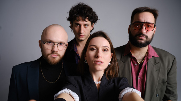 "Rokenrol pesma uz koju se lome čaše": Vizelj objavio novi video singl "Ej! Stani!"