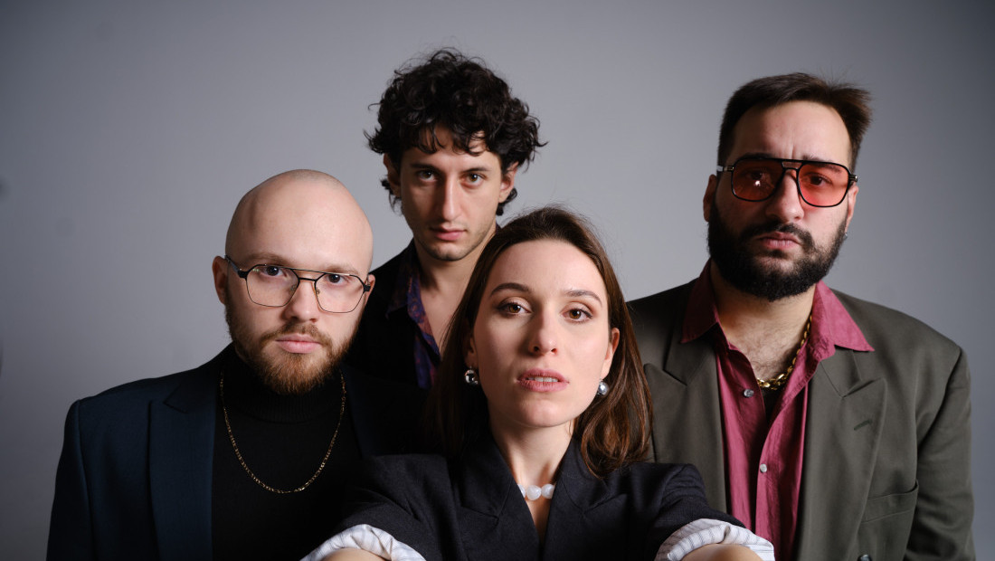 "Rokenrol pesma uz koju se lome čaše": Vizelj objavio novi video singl "Ej! Stani!"