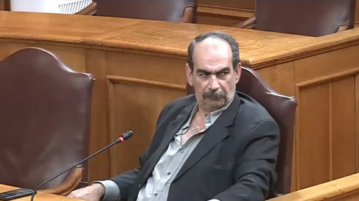 Od evropskih miliona do mimova: Krićanski agro-bos svedočenjem u parlamentu postao hit na društvenim mrežama