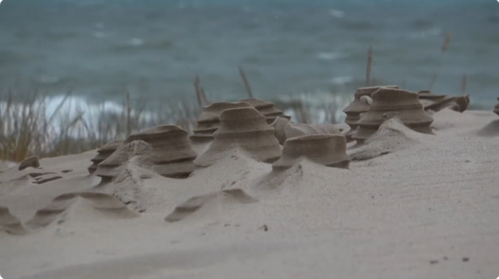 Nije delo vajara, već prirode: Smrznuti peščani stubovi koji prkose fizici postali hit na društvenim mrežama (VIDEO)