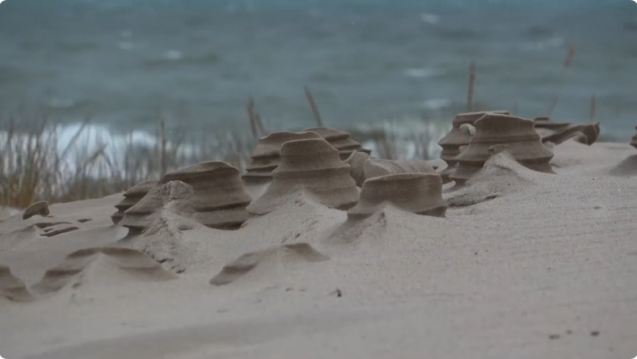Nije delo vajara, već prirode: Smrznuti peščani stubovi koji prkose fizici postali hit na društvenim mrežama (VIDEO)