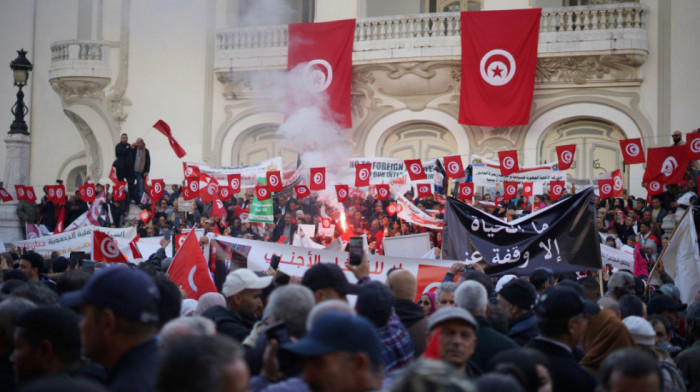 Pristalice predsednika Tunisa na ulicama grada, nazivaju opoziciju izdajnicima